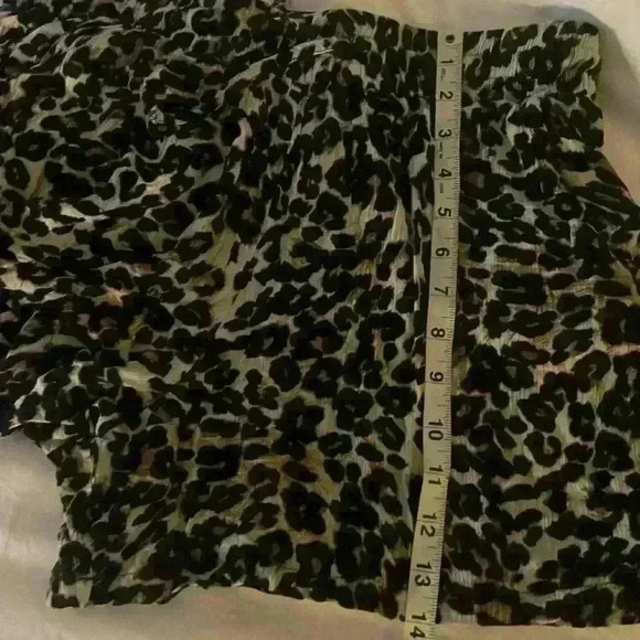 C. Wonder Safari Leopard Print
Flowy Cabana Shorts Women's size
Large - Picture 8 of 9